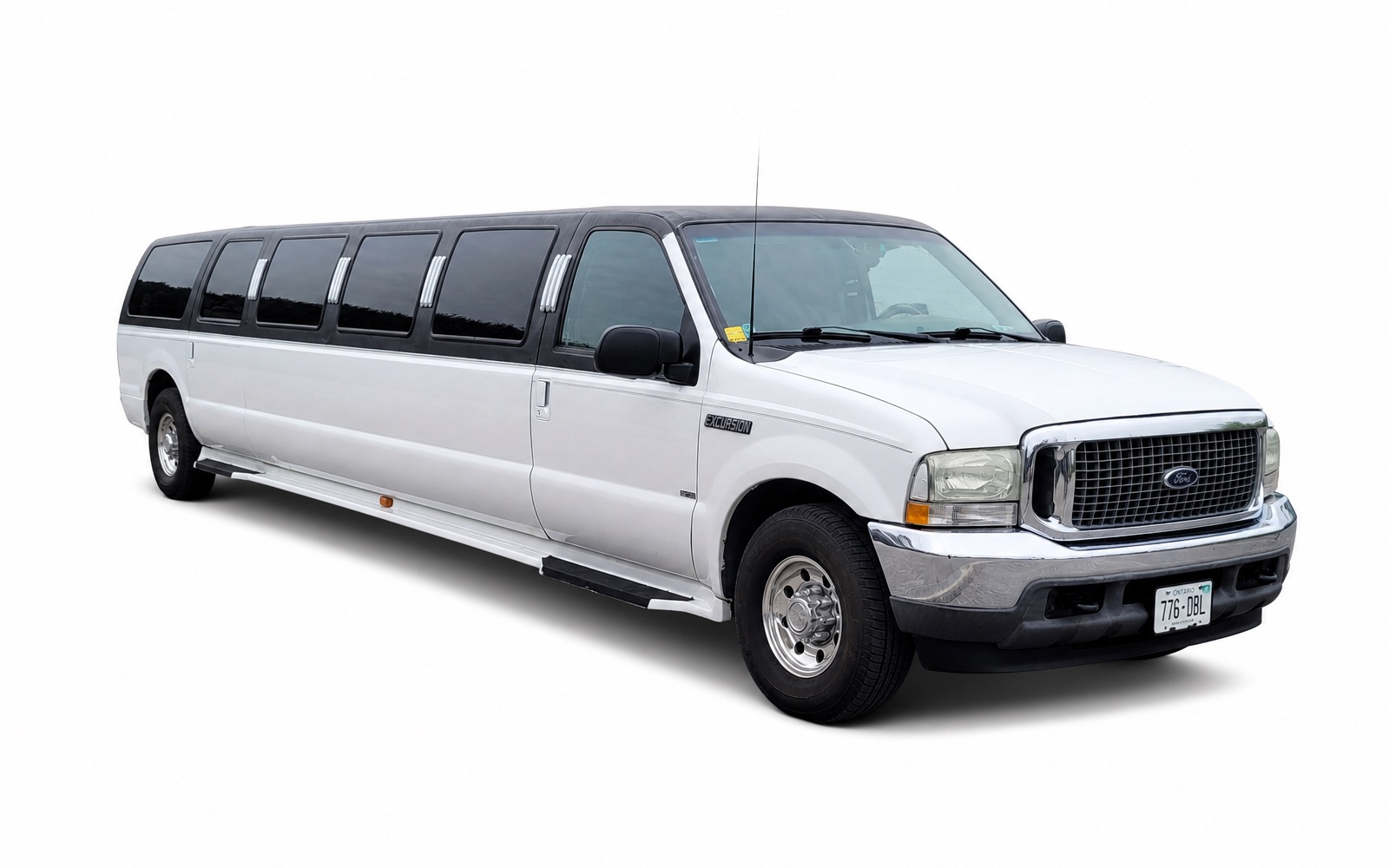 Lincoln Navigator Stretch SUV — up to 14 passengers — Robinson Limousine Ottawa